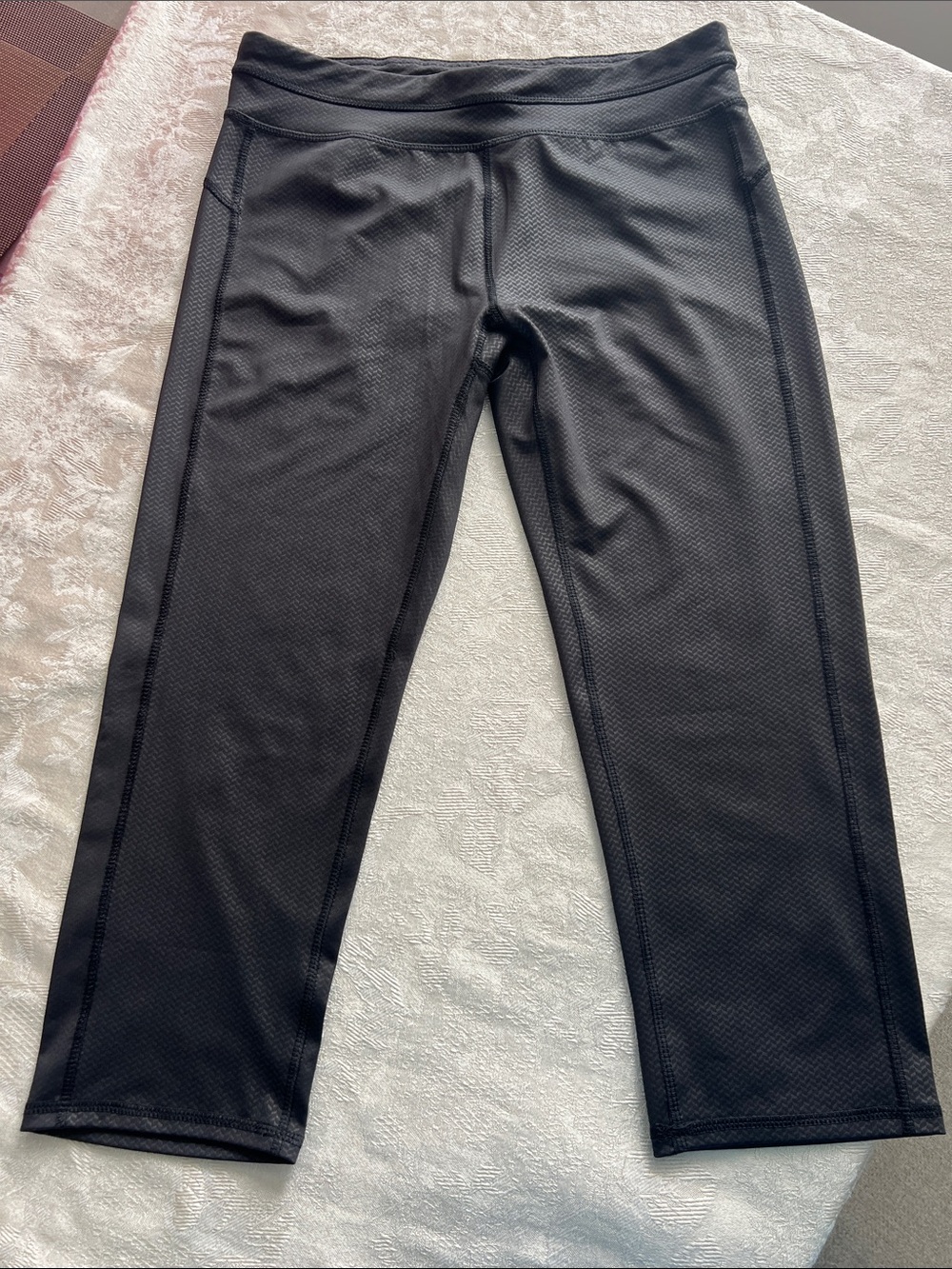 GUESS Los Angeles Black Patterned Capri Activewear Leggings Size Medium